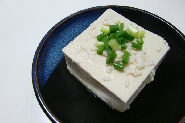 いつもは醤油で食べる豆腐も、塩こうじで食べると大豆の味がもっと美味しく感じます！