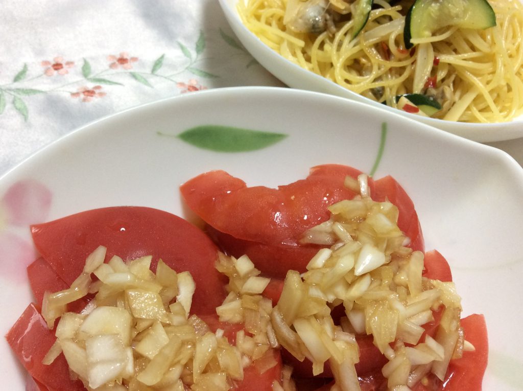 トマトにお酢が多めの自家製ドレッシングをかけてたっぷり食べよう！